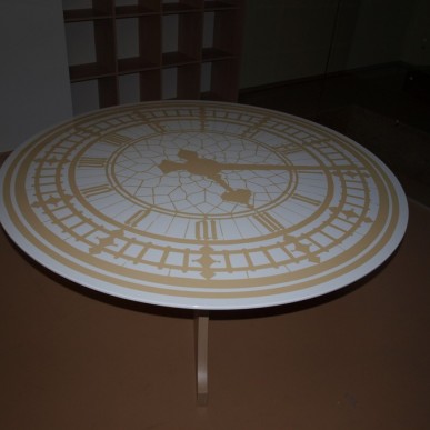 Posėdžių stalas laikrodis